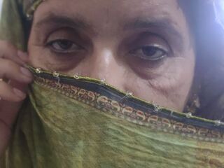 naked camgirl masturbating with dildo MahiKimi