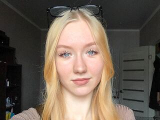nude camgirl picture AvelinaSeide