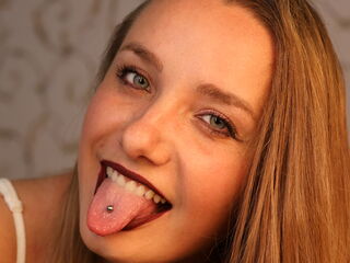 girl showing pussy BelleCox