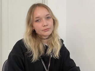 girl topless BonnieRad