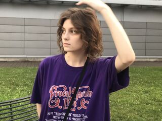 camgirl showing tits CorinneKeidong