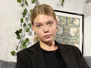 naughty cam girl fingering shaved pussy DonellaAndra