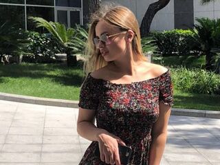 naked girl with webcam fingering pussy EmileeBeyale