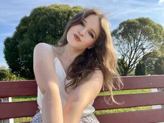 beautiful camgirl EssyMilton