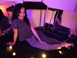 sexy webcamgirl KyaraLux