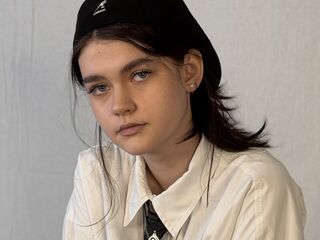 girl shaving pussy LeannMolineaux