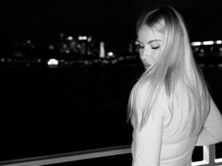 nude webcamgirl picture MariBrandel