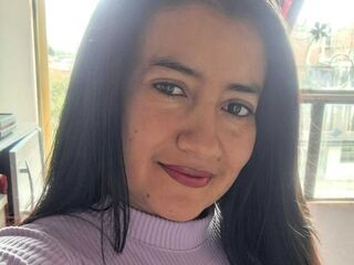 naughty cam girl fingering shaved pussy MariaStrike